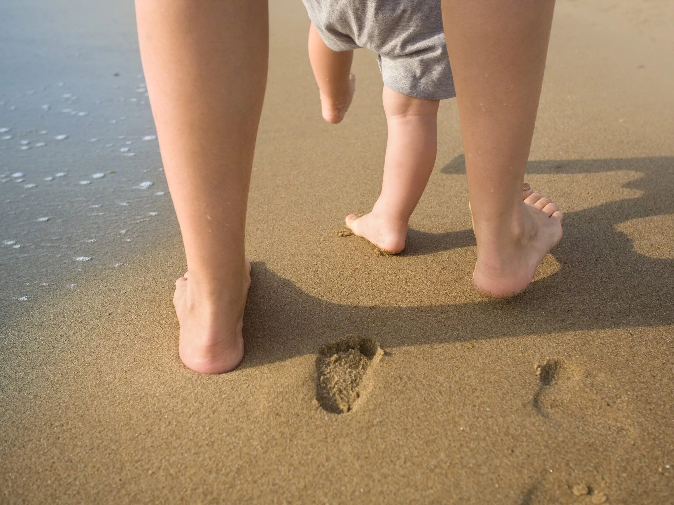 Chodzenie boso po plaży