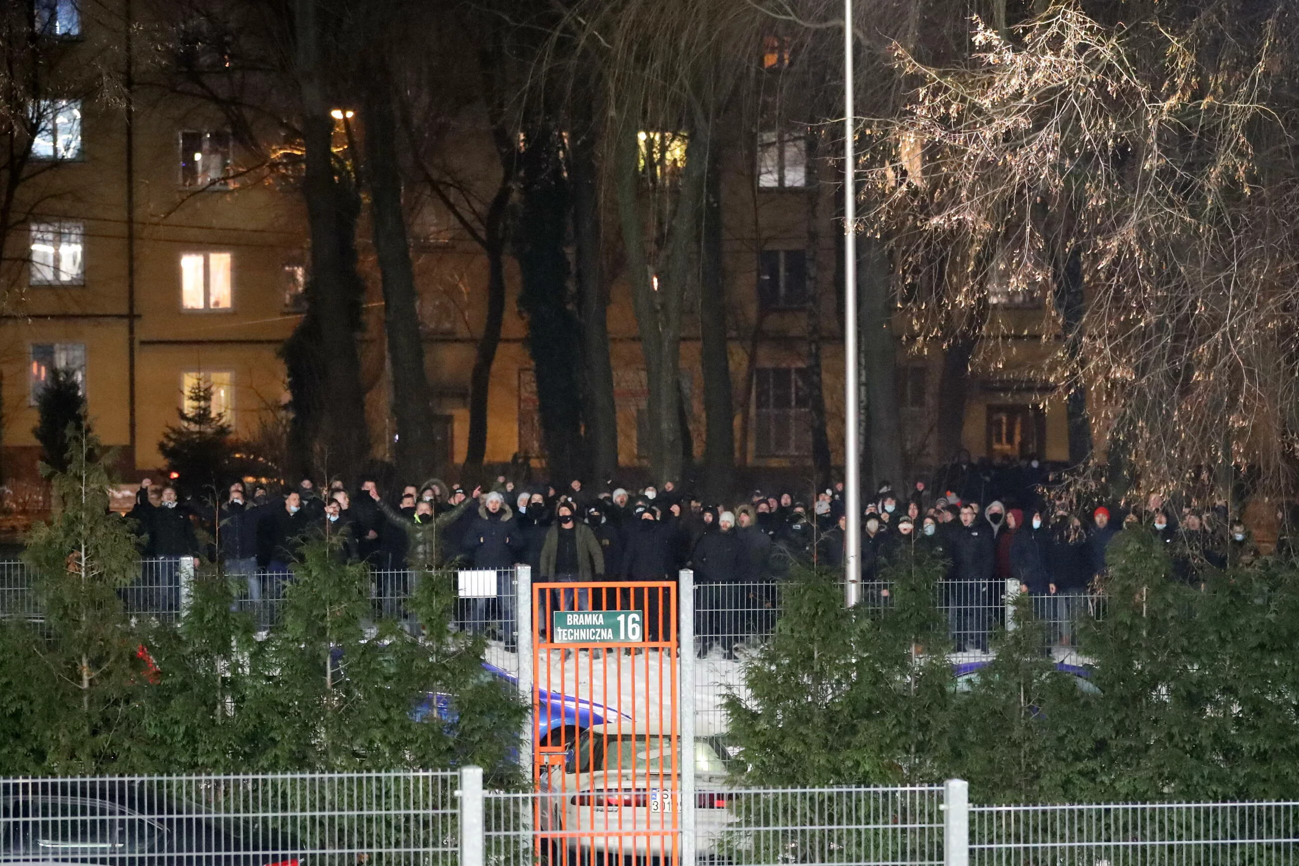 Kibice Podbeskidzia dopingują swój zespół zza bram stadionu