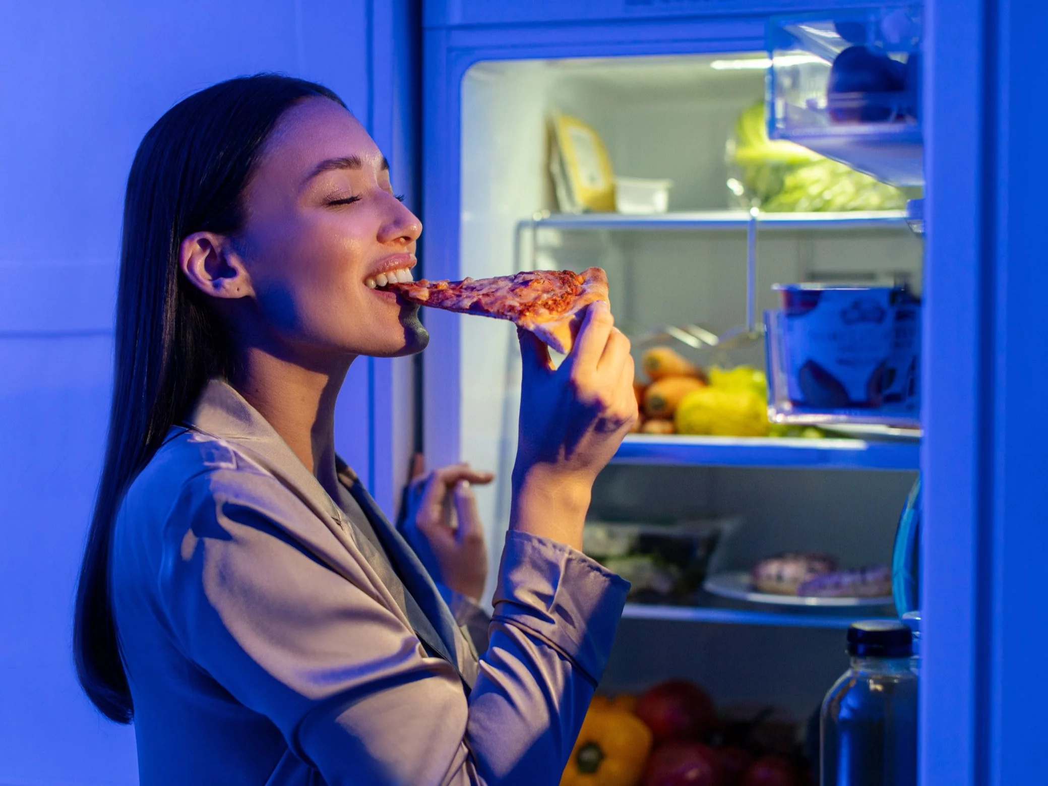 Jedzenie po 18 nie tuczy. Dietetyczka wyjaśnia, co naprawdę decyduje o wadze