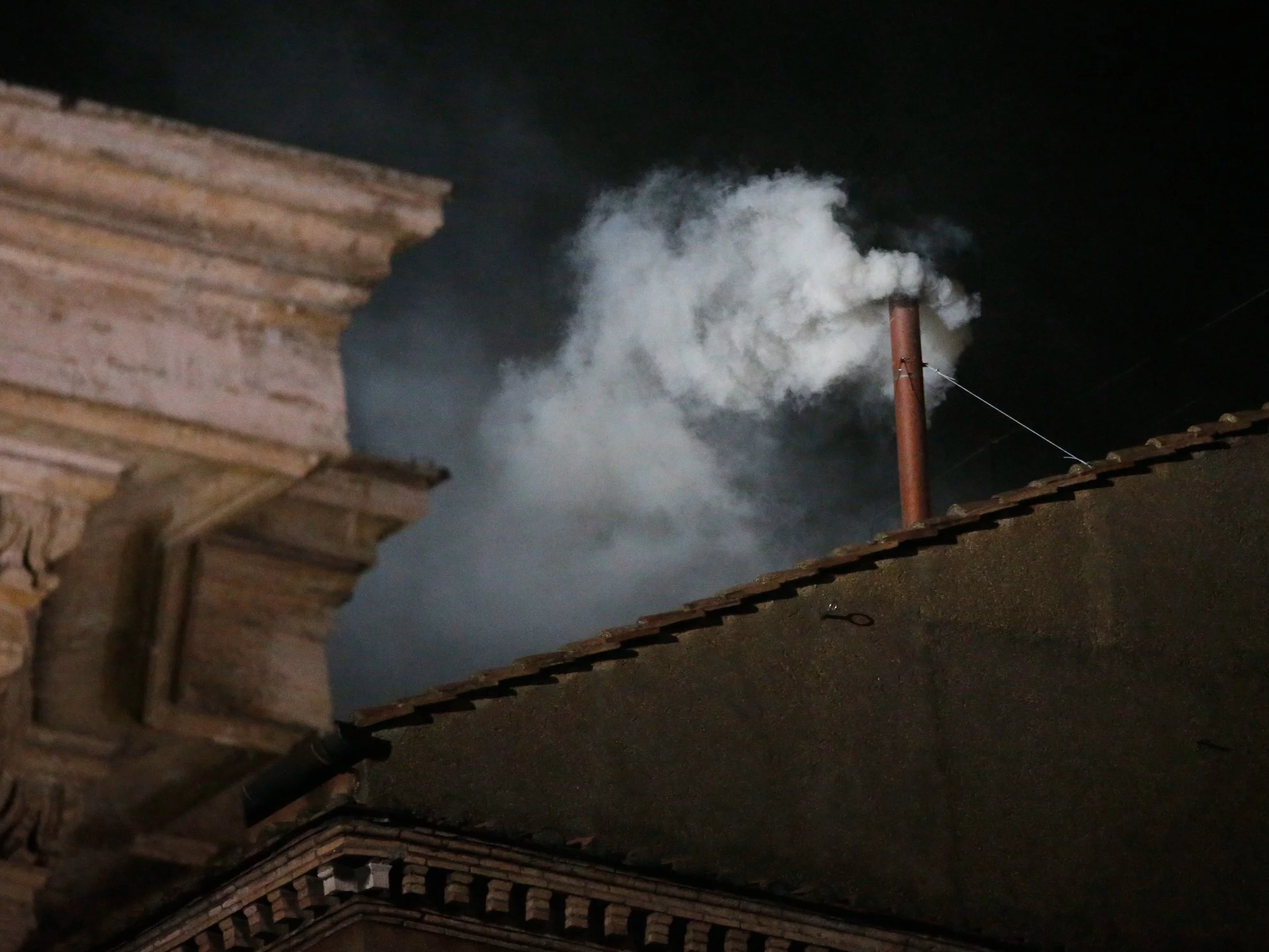 Biały dym nad Kaplicą Sykstyńską po wyborze papieża Franciszka w 2013 roku