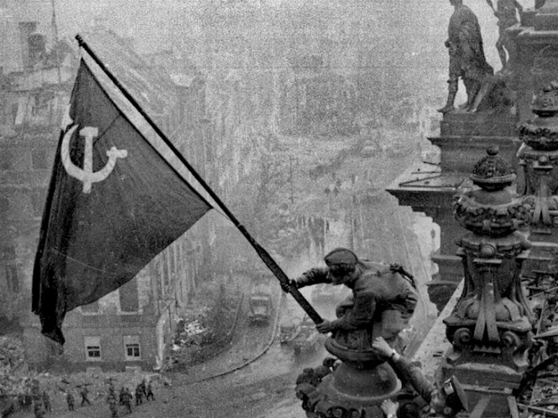 Jedno z najsłynniejszych zdjęć, dokumentujących zwycięstwo Związku Radzieckiego nad Niemcami w II wojnie światowej. Radziecki żołnierz zatyka flagę na gmachu Reichstagu w Berlinie. 2 maja 1945 r.