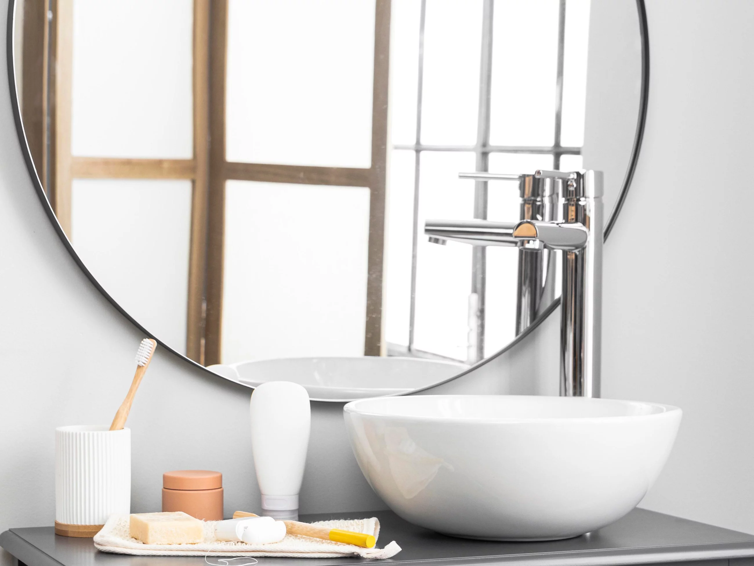 Kuchenny duet usuwa brud, tłuszcz i odciski palców z luster i szyb