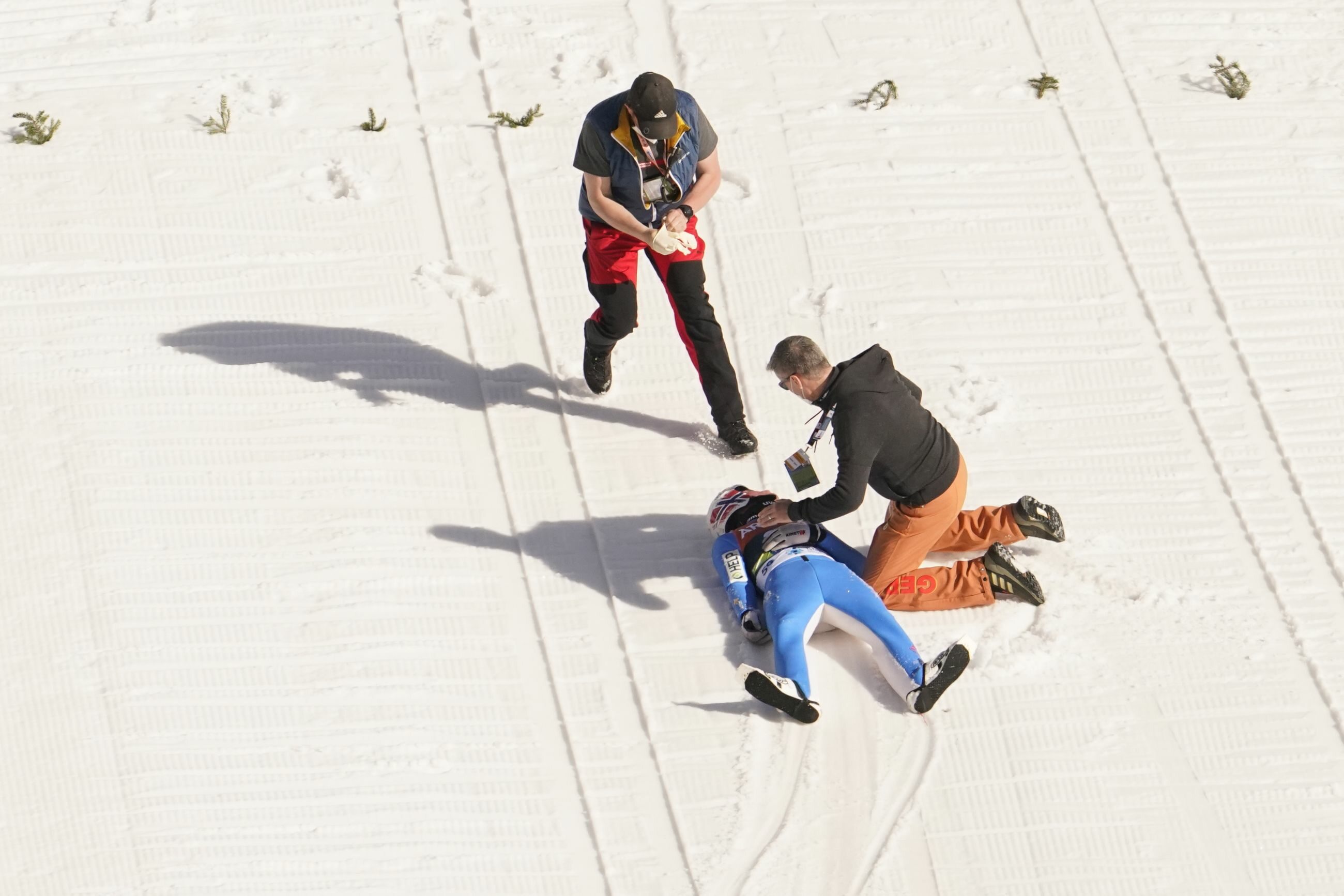 На этом снегу потерять лыжу значило тоже. Даниэль Андре Танде падение. Даниэль-Андре Танде неудачно приземлился. Прыжки с трамплина падения. Падение горнолыжника.