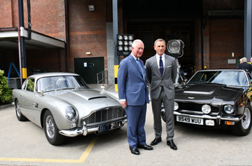 Daniel Craig pokazał księciu Karolowi auta Jamesa Bonda