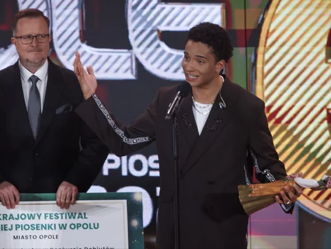 Daniel Godson odbierający nagrodę podczas konkursu „Debiuty” w Opolu