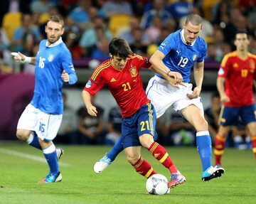 David Silva i Leonardo Bonucci podczas finału Euro 2012