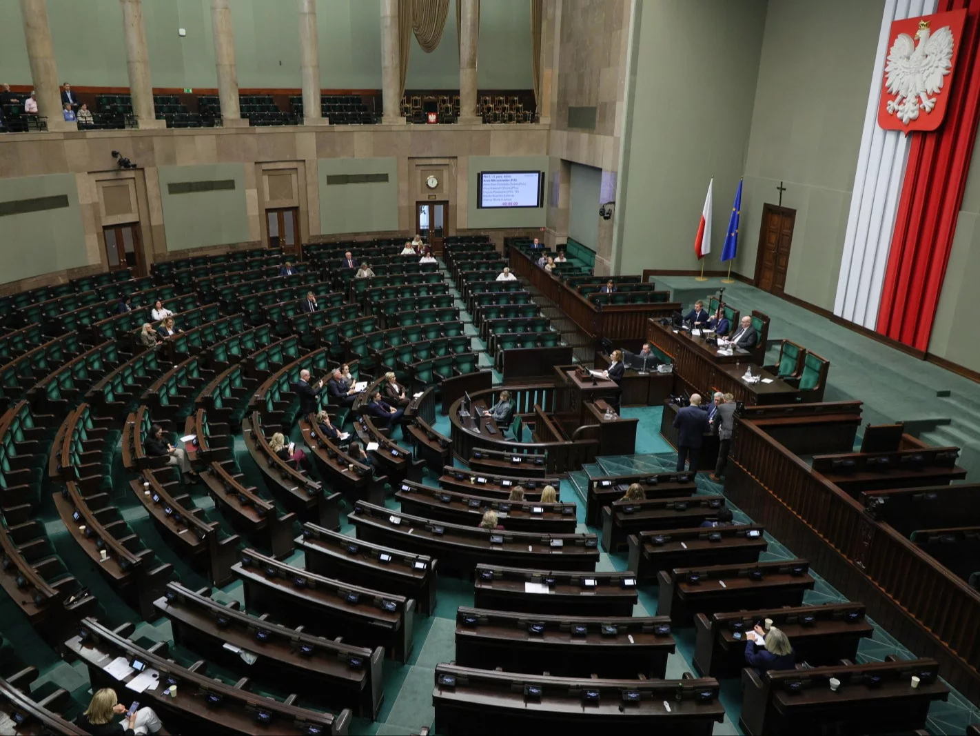 Niemal puste poselskie ławy w trakcie debaty o aborcji