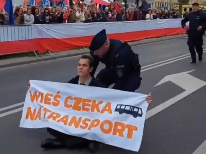 Aktywista zablokował Trzaskowskiemu drogę na debatę. „Masz odpowiedzialność”