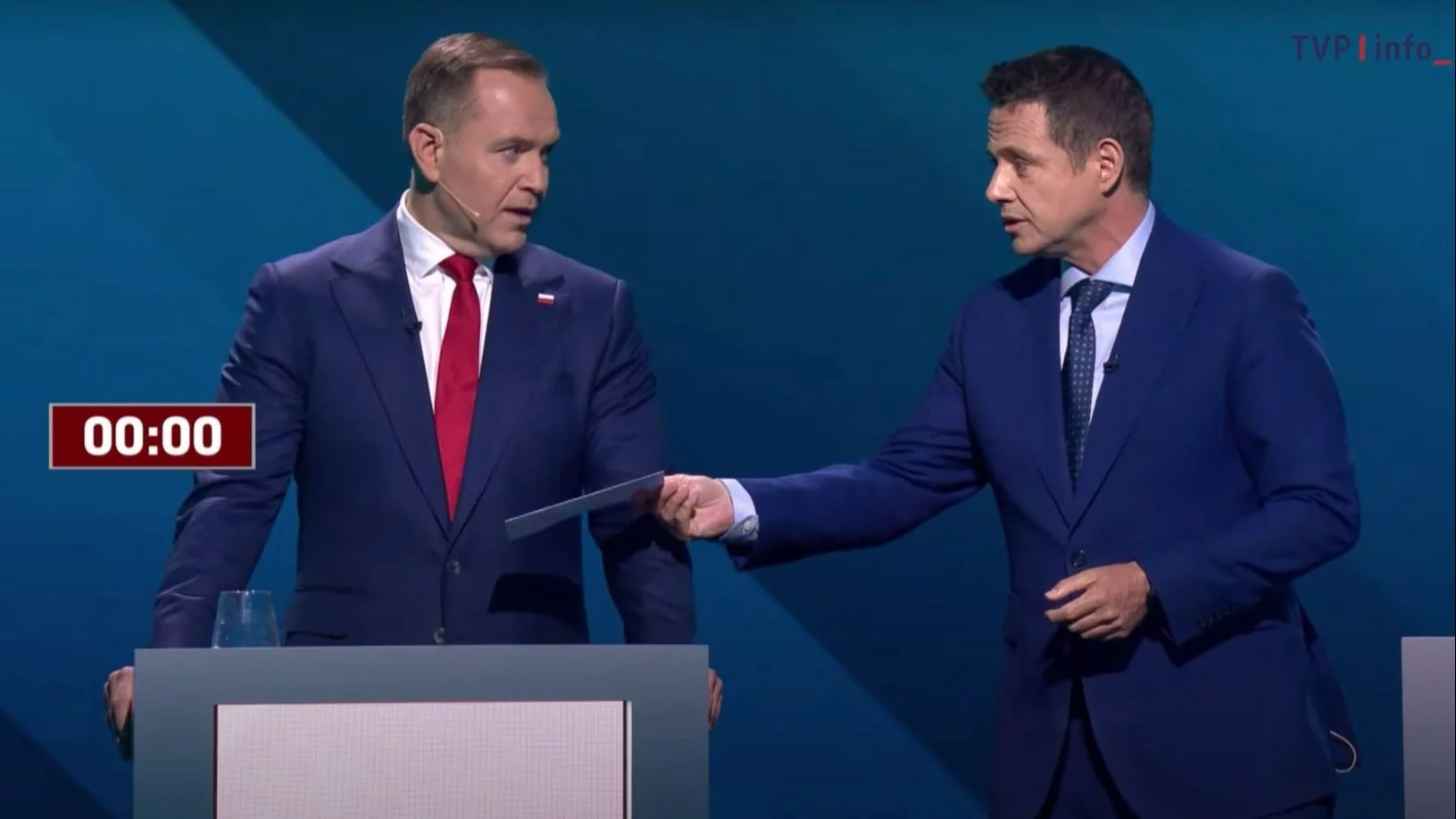Tajemnicza koperta Gospodarza dla Nawrockiego. Fanatyk „ujawnił” sekret