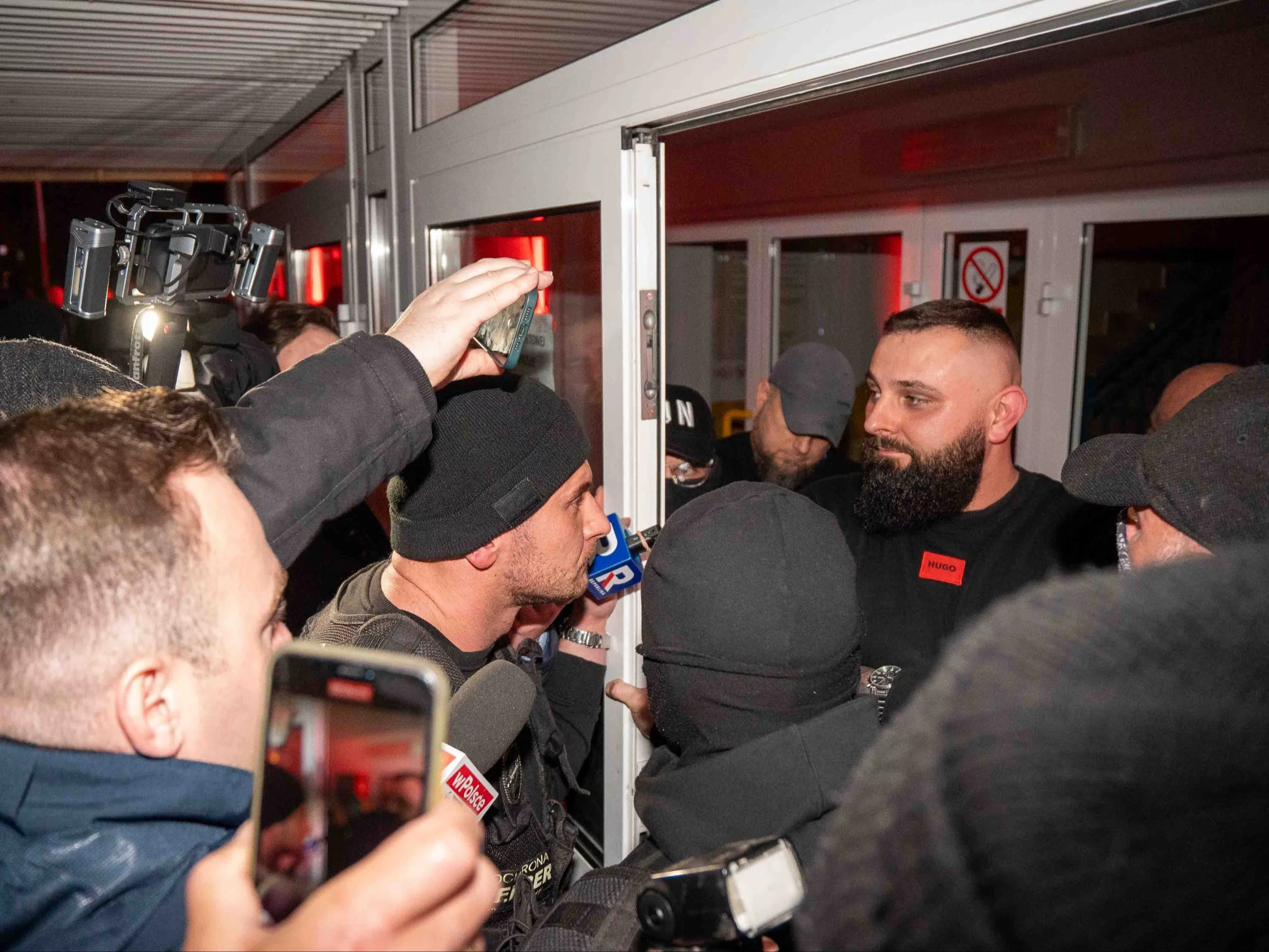 Szarpanina przed wejściem na debatę w Końskich. TV Republika grzmi