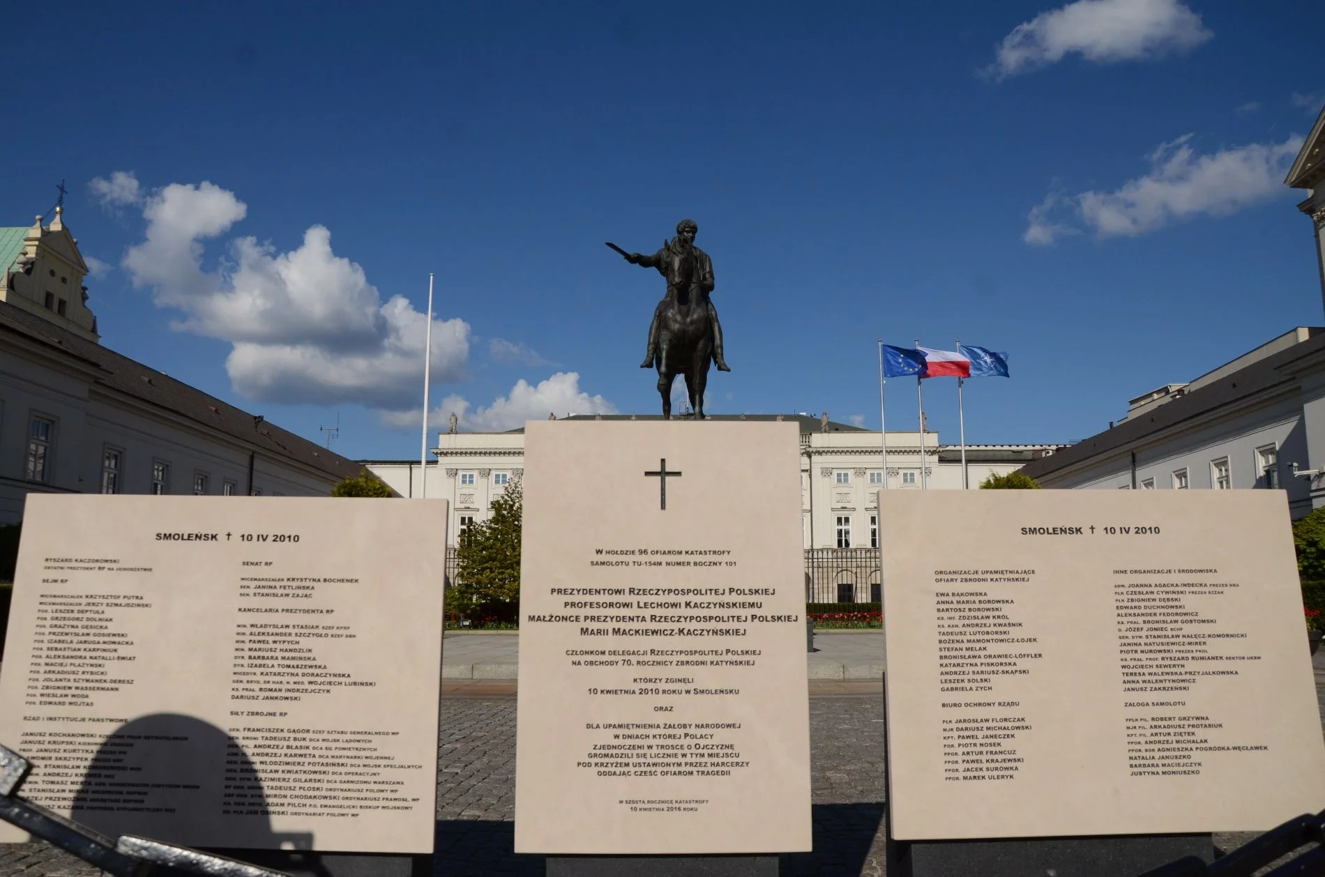 Tablice smoleńskie na Krakowskim Przedmieściu
