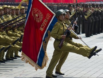 Defilada wojskowa na ulicach Pjongjangu, stolicy Korei Północnej. Zdjęcie poglądowe.