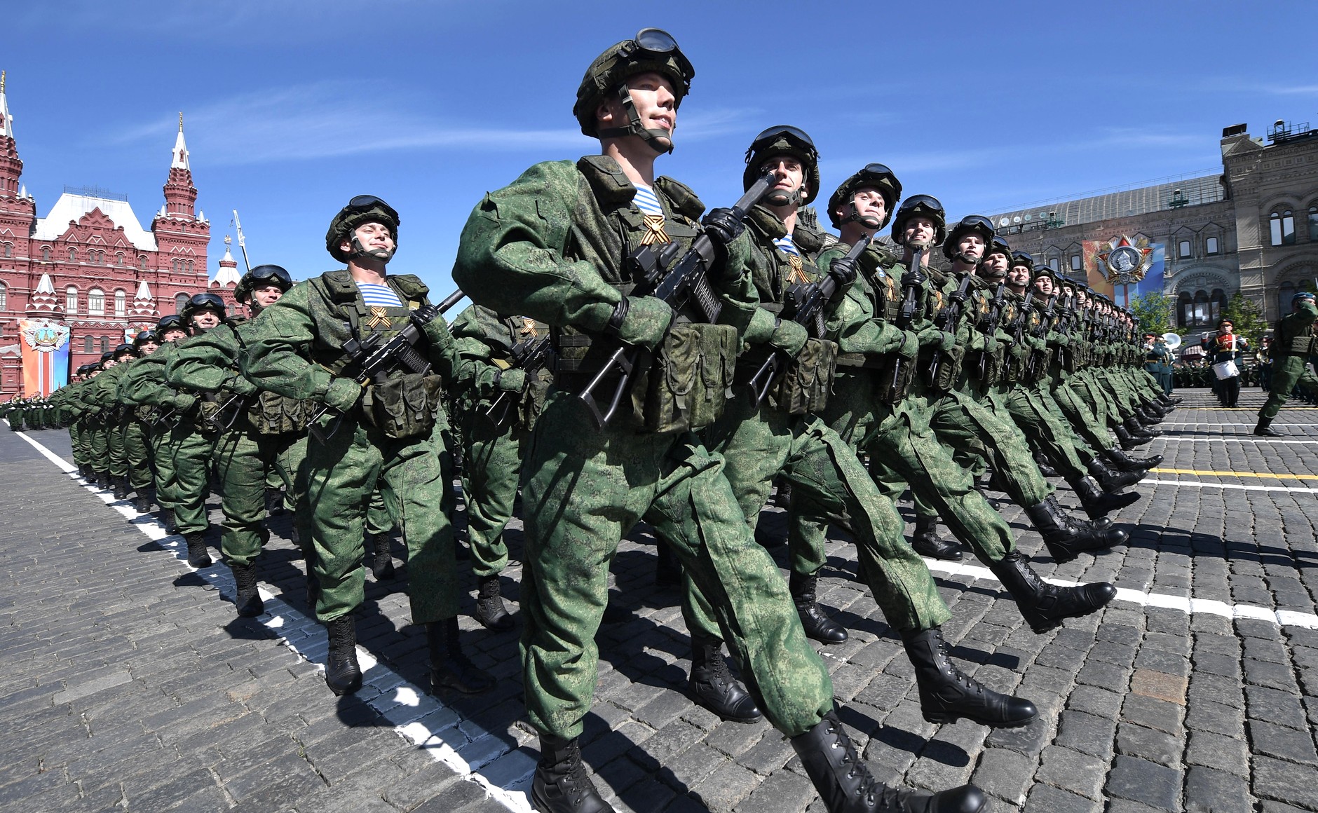 Москва вся в военных. Парад Победы 2018 в Москве ВДВ. Парад Победы красная площадь ВДВ. Солдаты на параде. Солдат Российской армии.