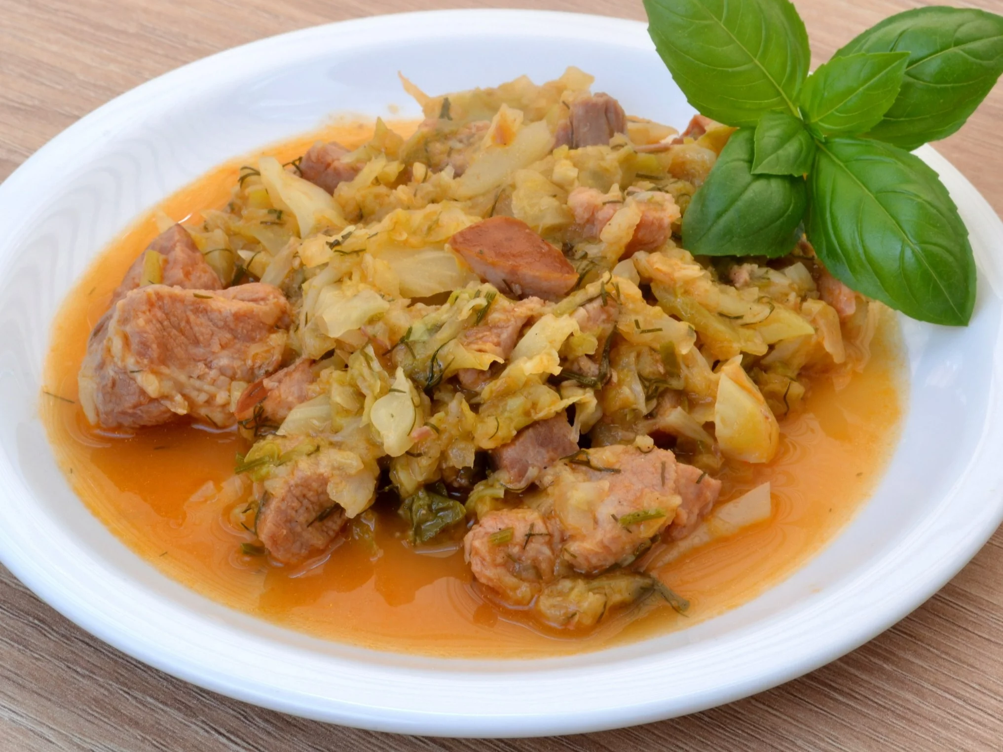 Bigos z młodej kapusty