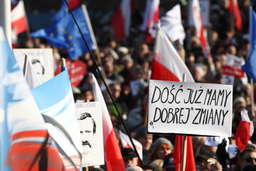 Demonstracja KOD pod hasłem "My Naród". Demonstracja miała na celu wyrażenie poparcia dla Lecha Walesy