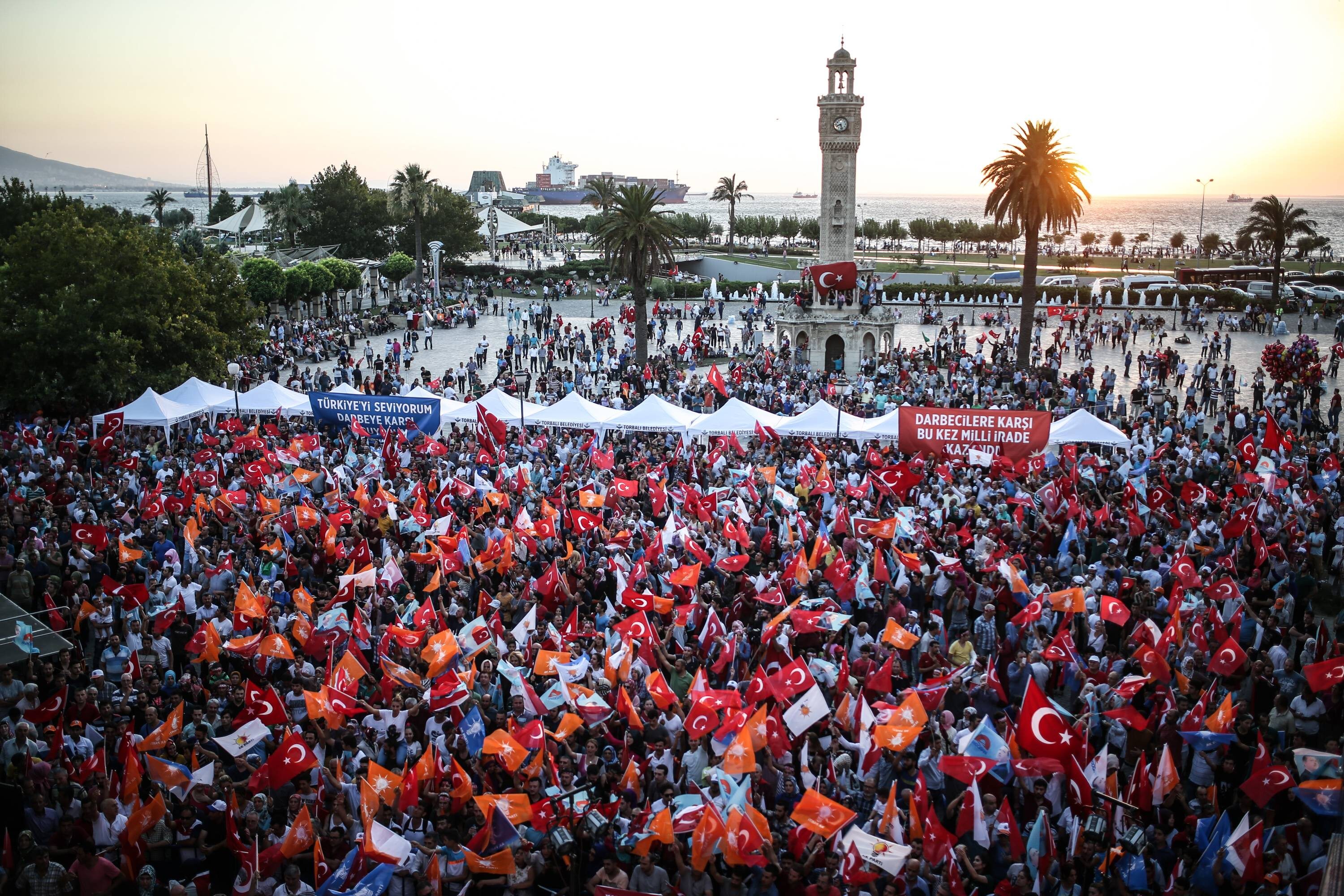 Demonstracja poparcia dla prezydenta Erdogana w Izmir