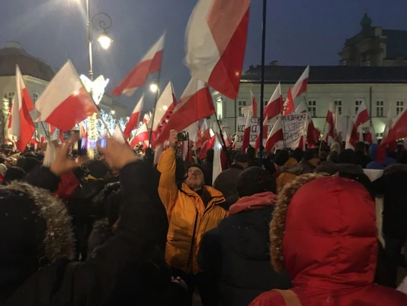 Demonstracja po Pałacem Prezydenckim