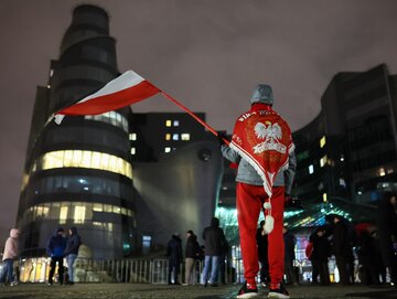 Demonstracja sympatyków Prawa i Sprawiedliwości przed siedzibą Telewizji Polskiej w Warszawie