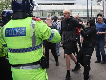 Demonstracja w Manchesterze po brutalnym morderstwie trzech dziewczynek w Southport