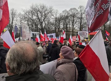 Demonstracja zwolenników rządu przed Sejmem