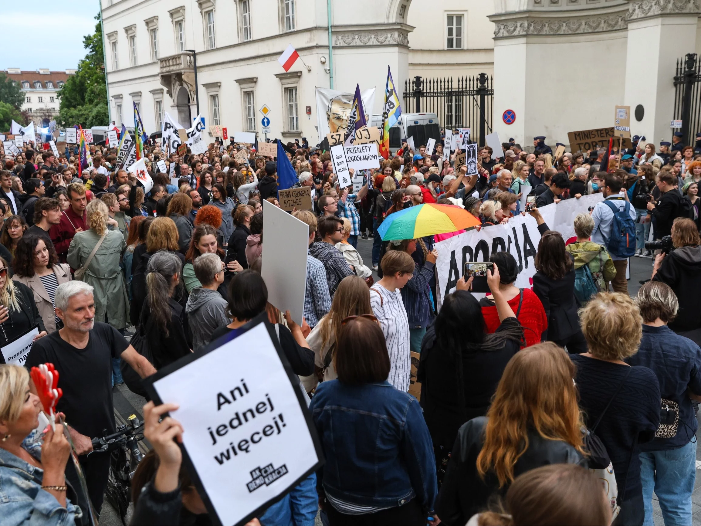 Uczestnicy protestu Strajku Kobiet pod hasłem „Ani Jednej Więcej. Przestańcie nas zabijać”