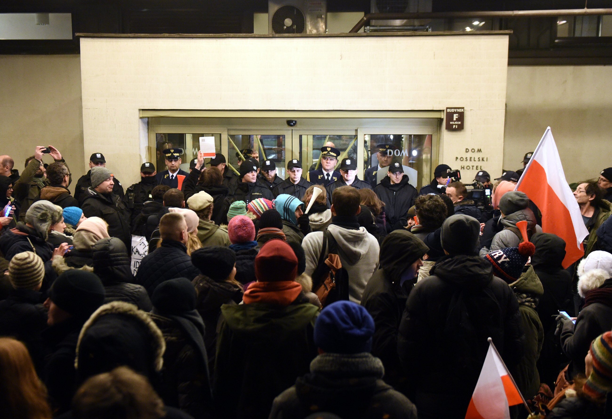 Demonstranci blokują wejście do hotelu poselskiego w trakcie protestu w Sejmie