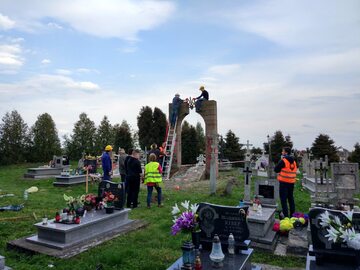 Demontaż pomnika UPA na cmentarzu w Hruszowicach