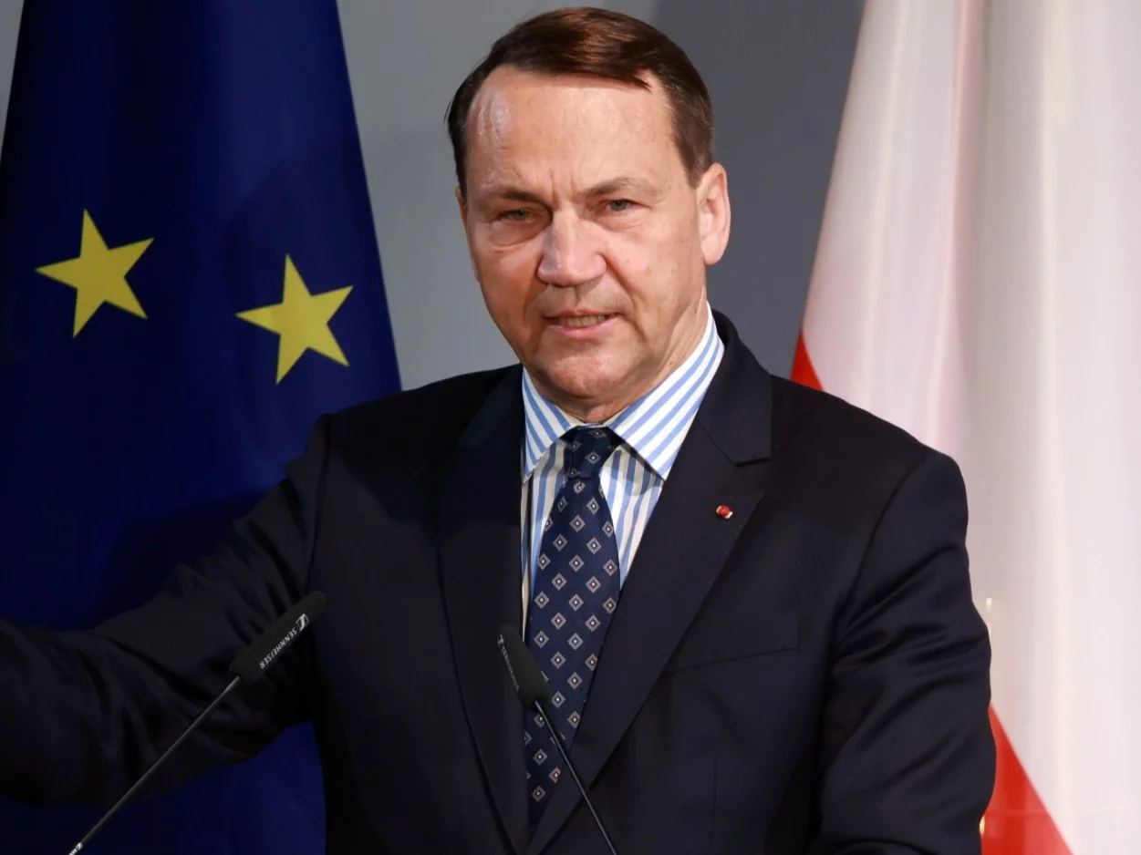 Deportacje Ukraińców po incydentach. Sikorski: Przebywanie w Polsce jest przywilejem