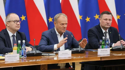 Premier z ministrami podczas spotkania z przedstawicielami strony społecznej ws. deregulacji