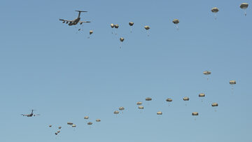 Desant spadochroniarzy podczas ćwiczenia Anakonda