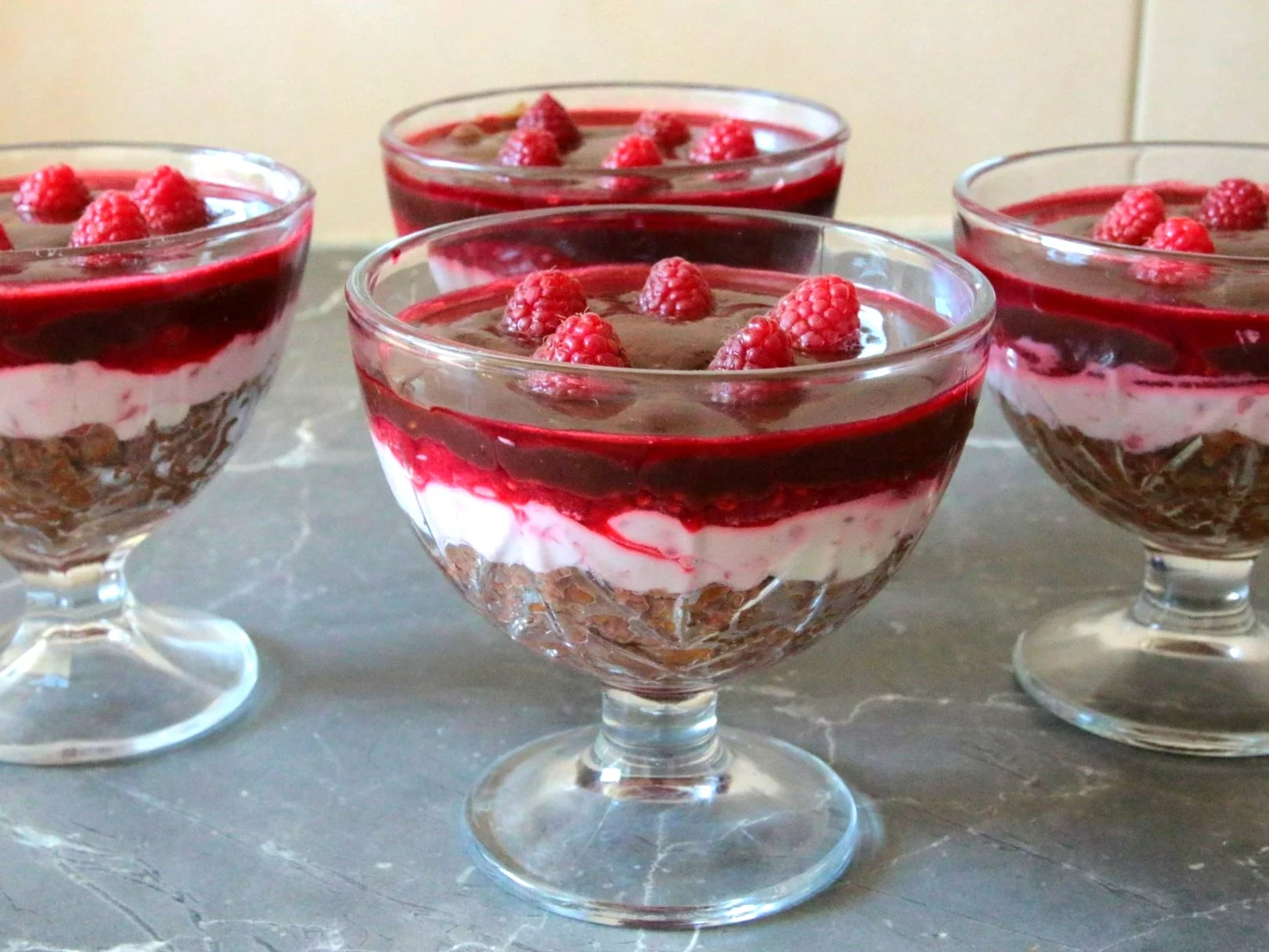 Deser z mascarpone, malinami i czekoladą