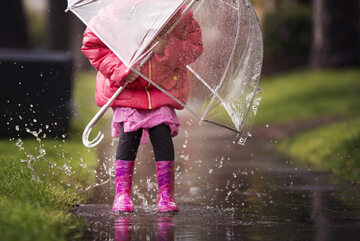 Deszcz, dziecko, zdj. ilustracyjne