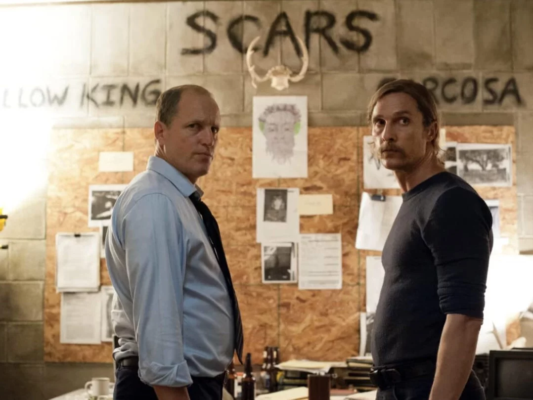 Matthew McConaughey i Woody Harrelson w 1. sezonie serialu „Detektyw”