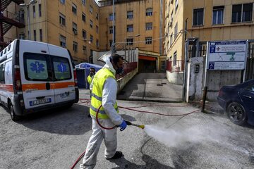 Dezynfekcja ulicy w pobliżu szpitala w  Neapolu