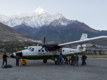 DHC-6 Twin Otter linii Tara Air  na lotnisku w Jomsom