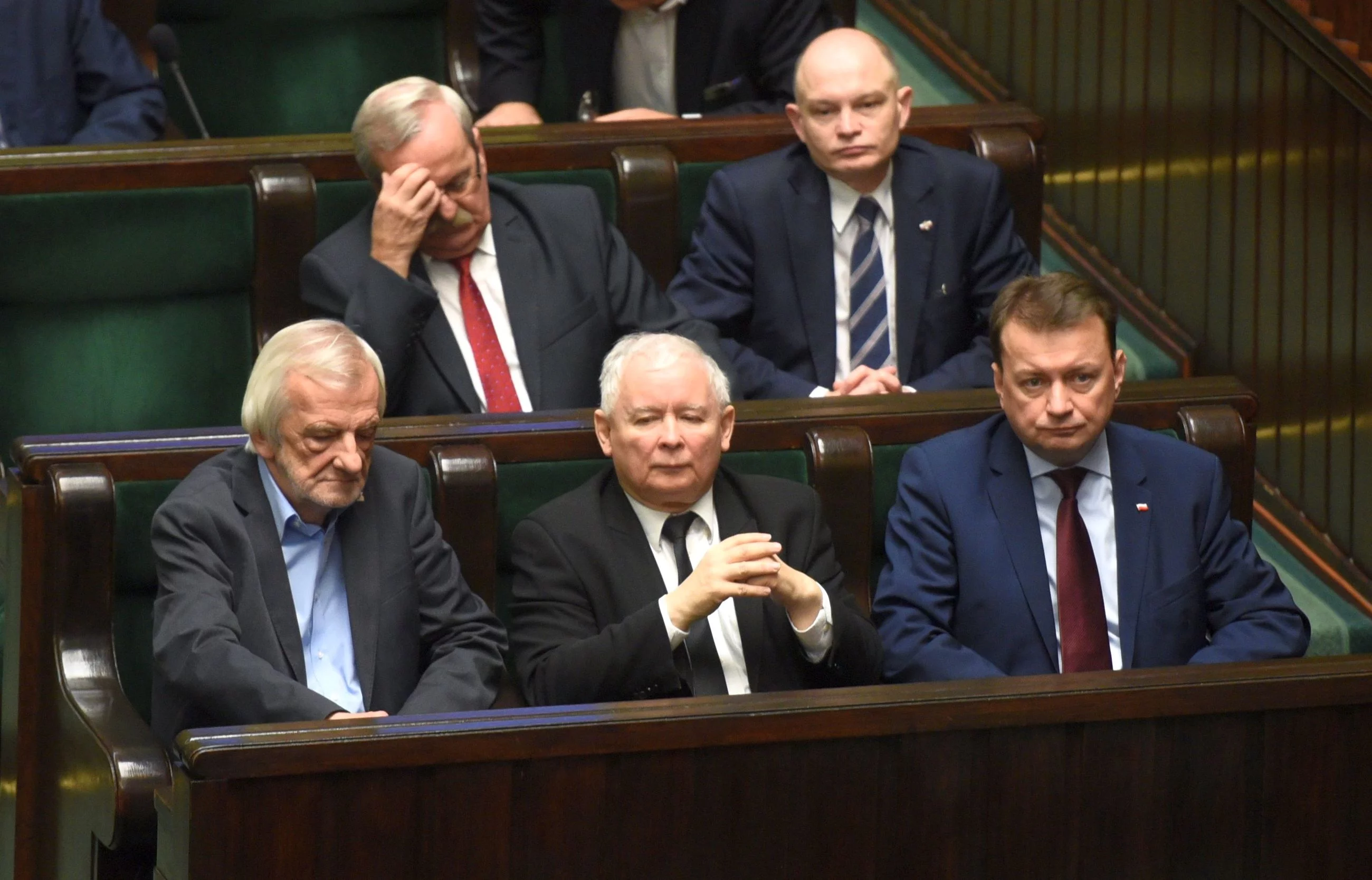 W pierwszym rzędzie od lewej: wicemarszałek Sejmu Ryszard Terlecki, prezes piS Jarosław Kaczyński, szef MSWiA Mariusz Błaszczak