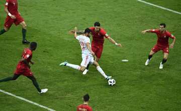 Diego Costa otoczony przez graczy z Iranu