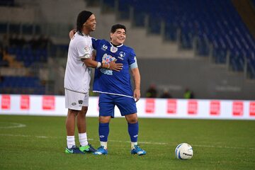 Diego Maradona w towarzystwie Ronaldinho (rok 2016)