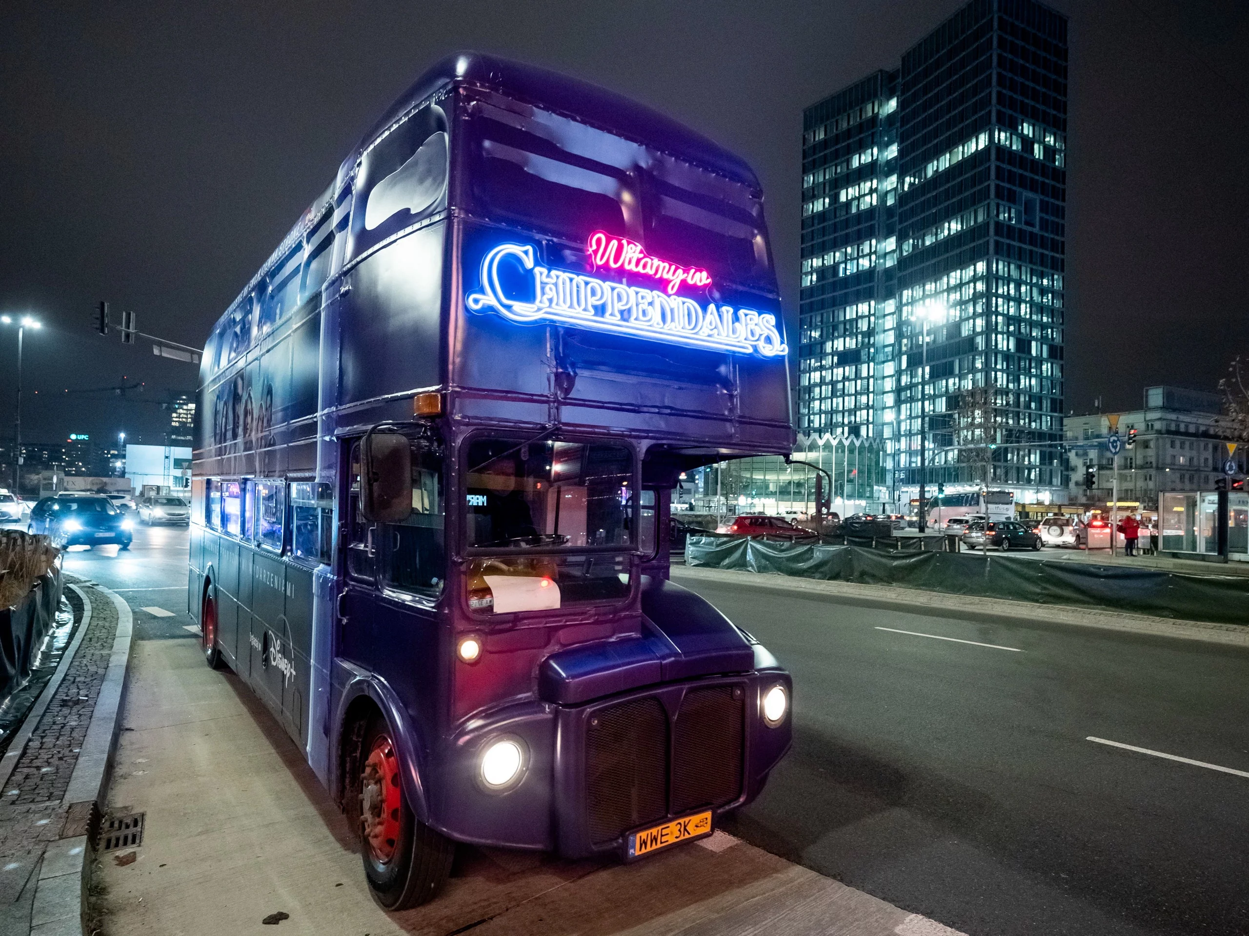 Autobus promujący serial „Witamy w Chippendales”