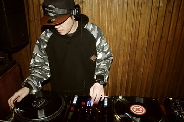 DJ przy konsolecie