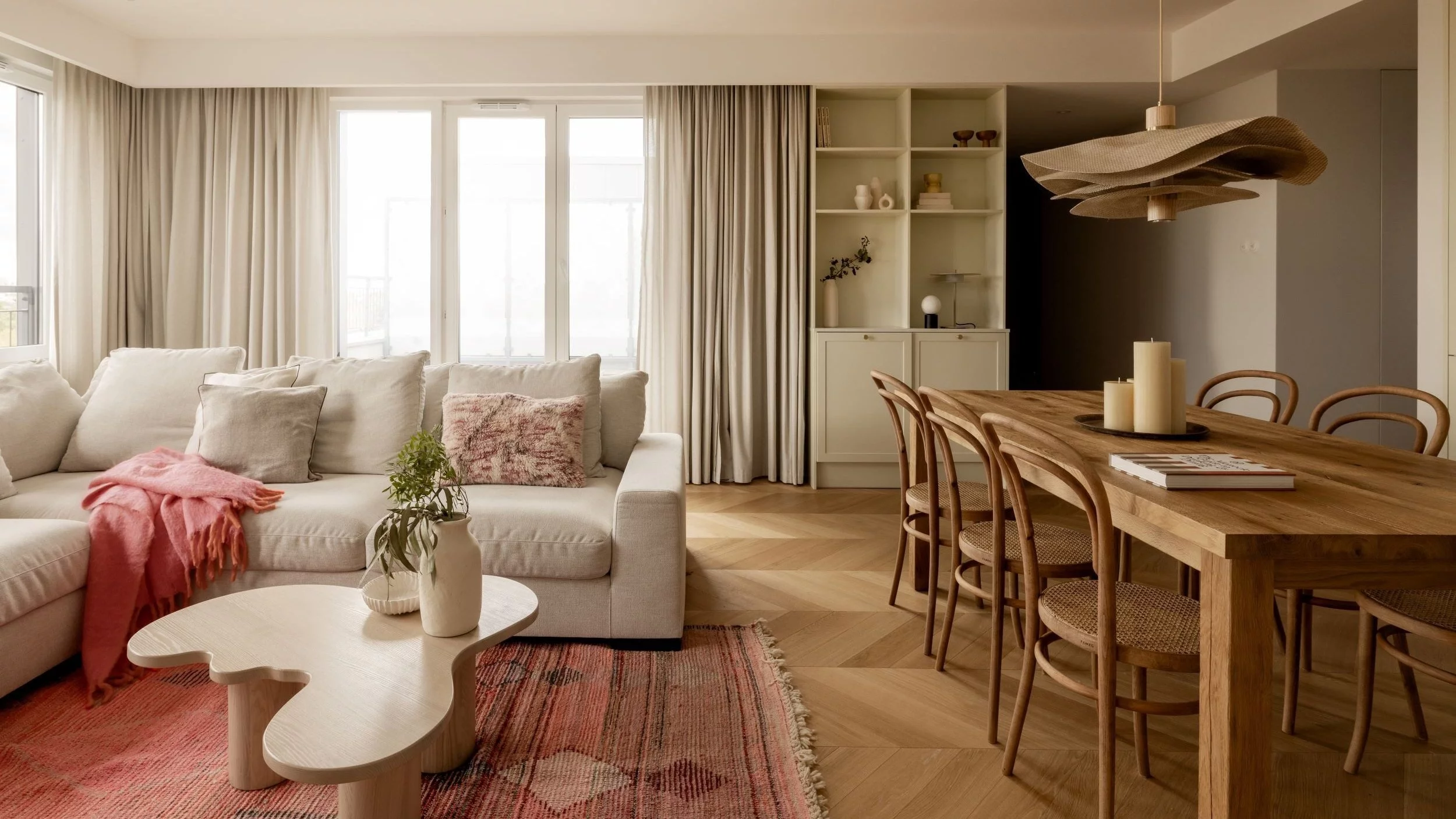 Niewielkie mieszkanie z funkcjonalną białą kuchnią i wysmakowanymi dekoracjami zaprojektowane przez Fuga Architektura Wnętrz