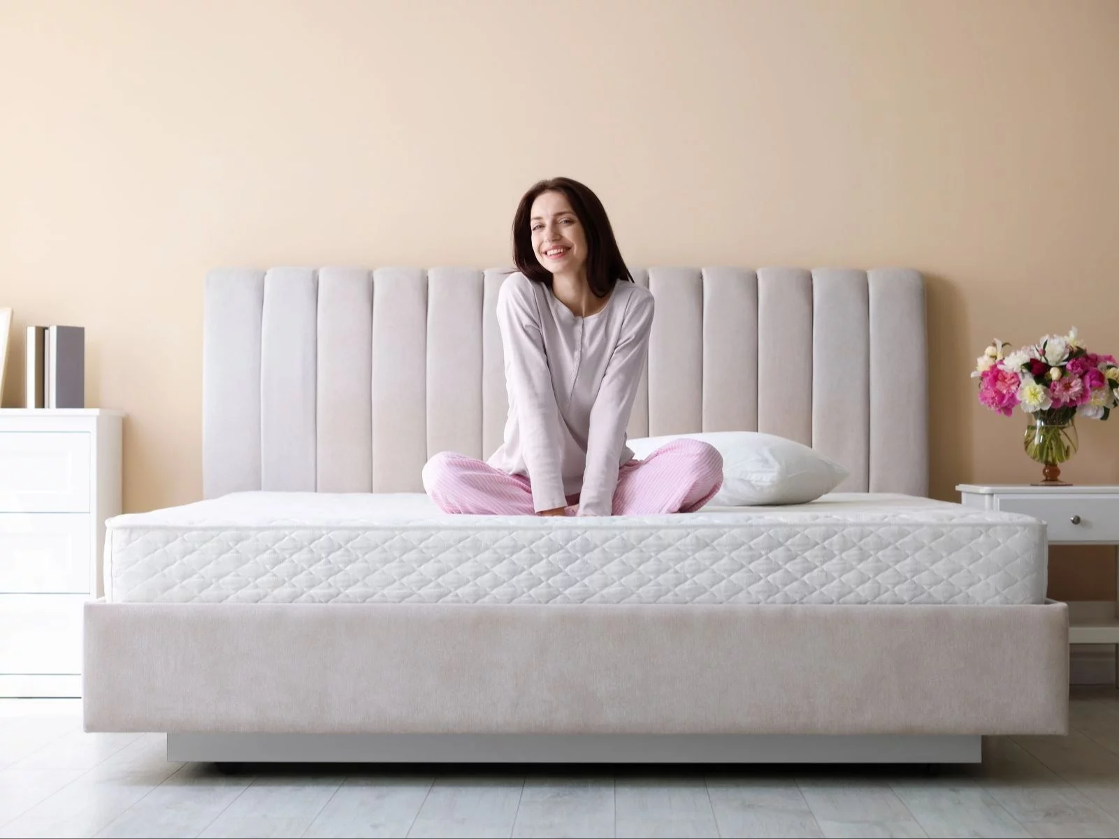 Kobieta siedząca na łóżku