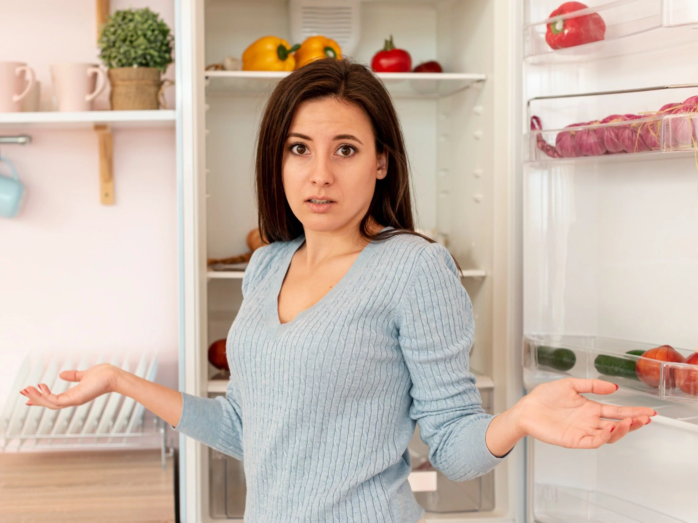 Regularna kontrola ustawień, drożności kratek i czystości cewek może przywrócić lodówce pełną sprawność w kilka minut