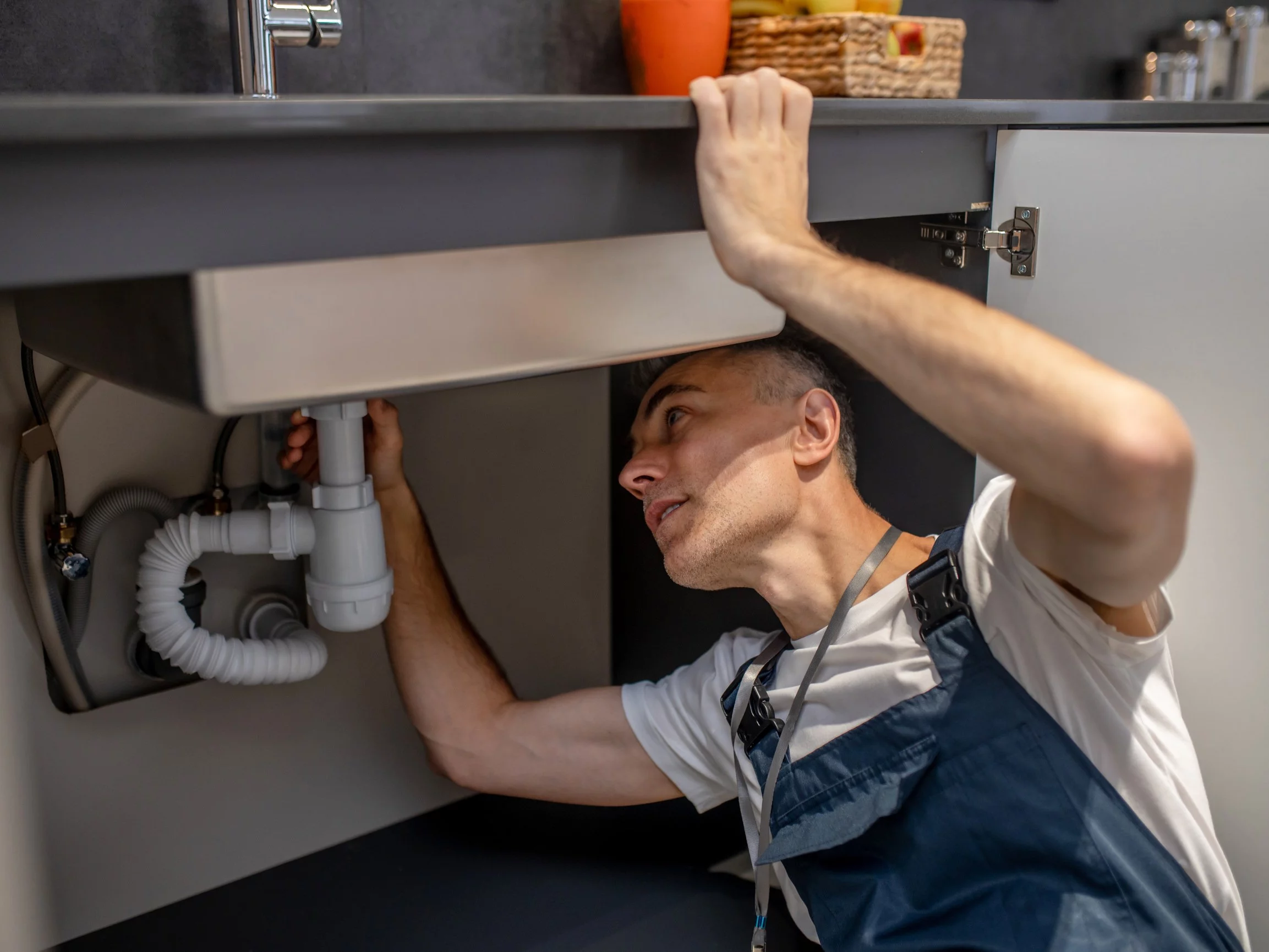 Hydraulik usuwający tłuszczowy zator w kanalizacji – większość takich awarii zaczyna się od oleju wylewanego do kuchennego zlewu