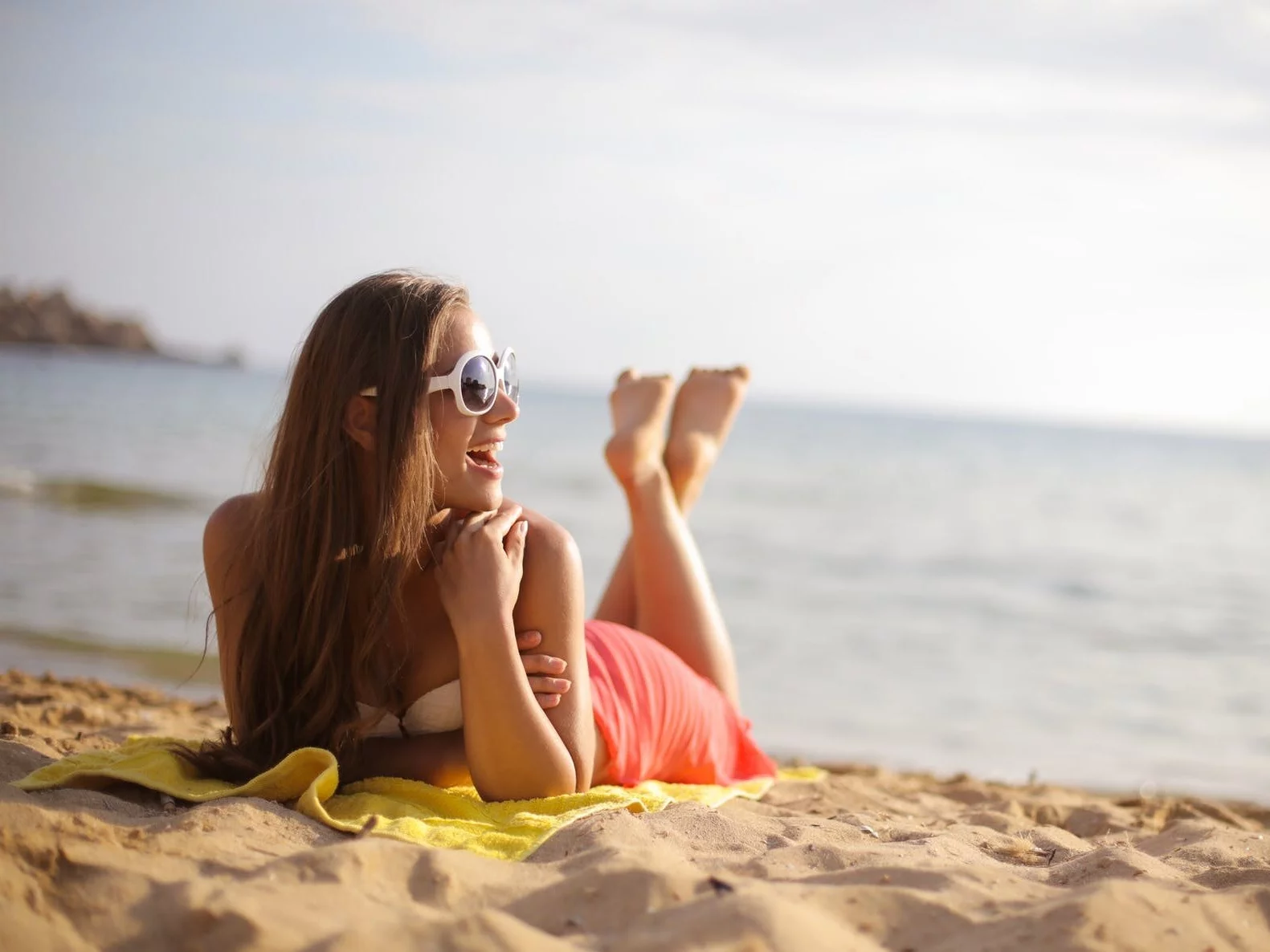 Kobieta opalająca się na plaży