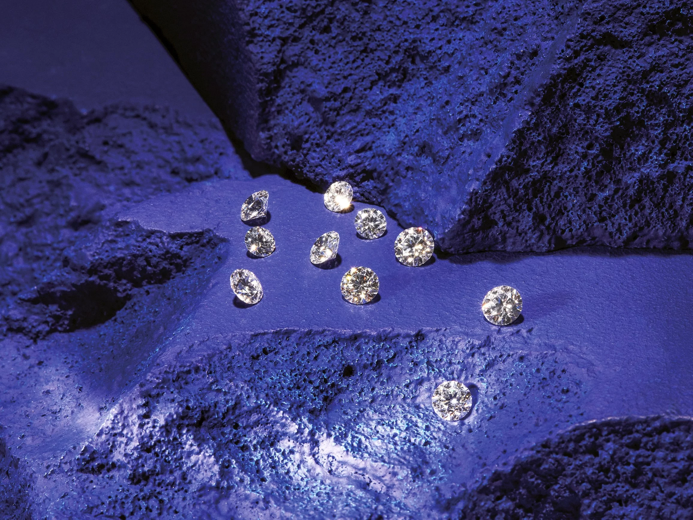 Diament jest jednym z najstarszych minerałów. Jego historia sięga trzech miliardów lat, kiedy powstał w wyniku krystalizacji atomów węgla głęboko pod płaszczem ziemi