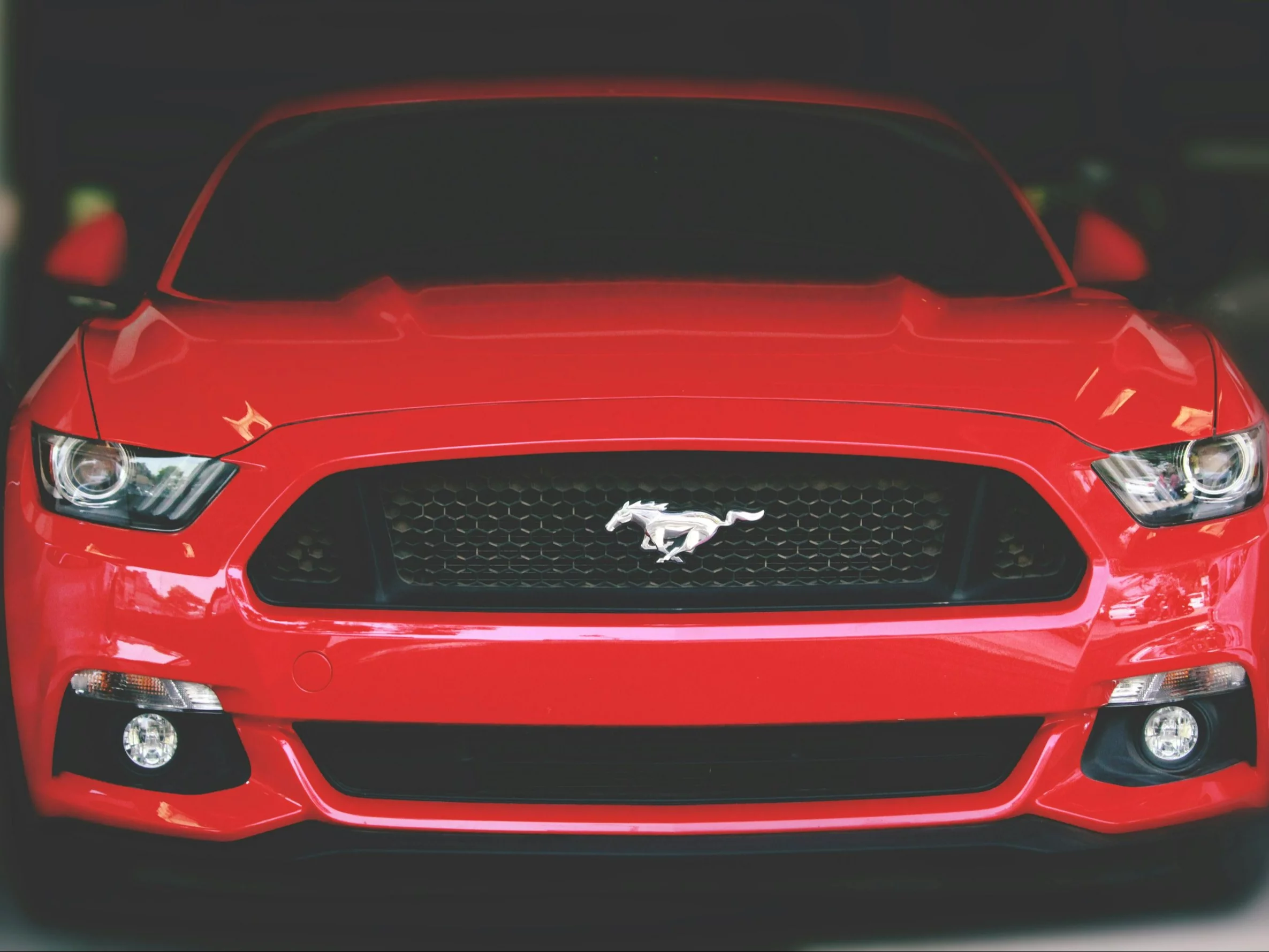 Czerwony Ford Mustang