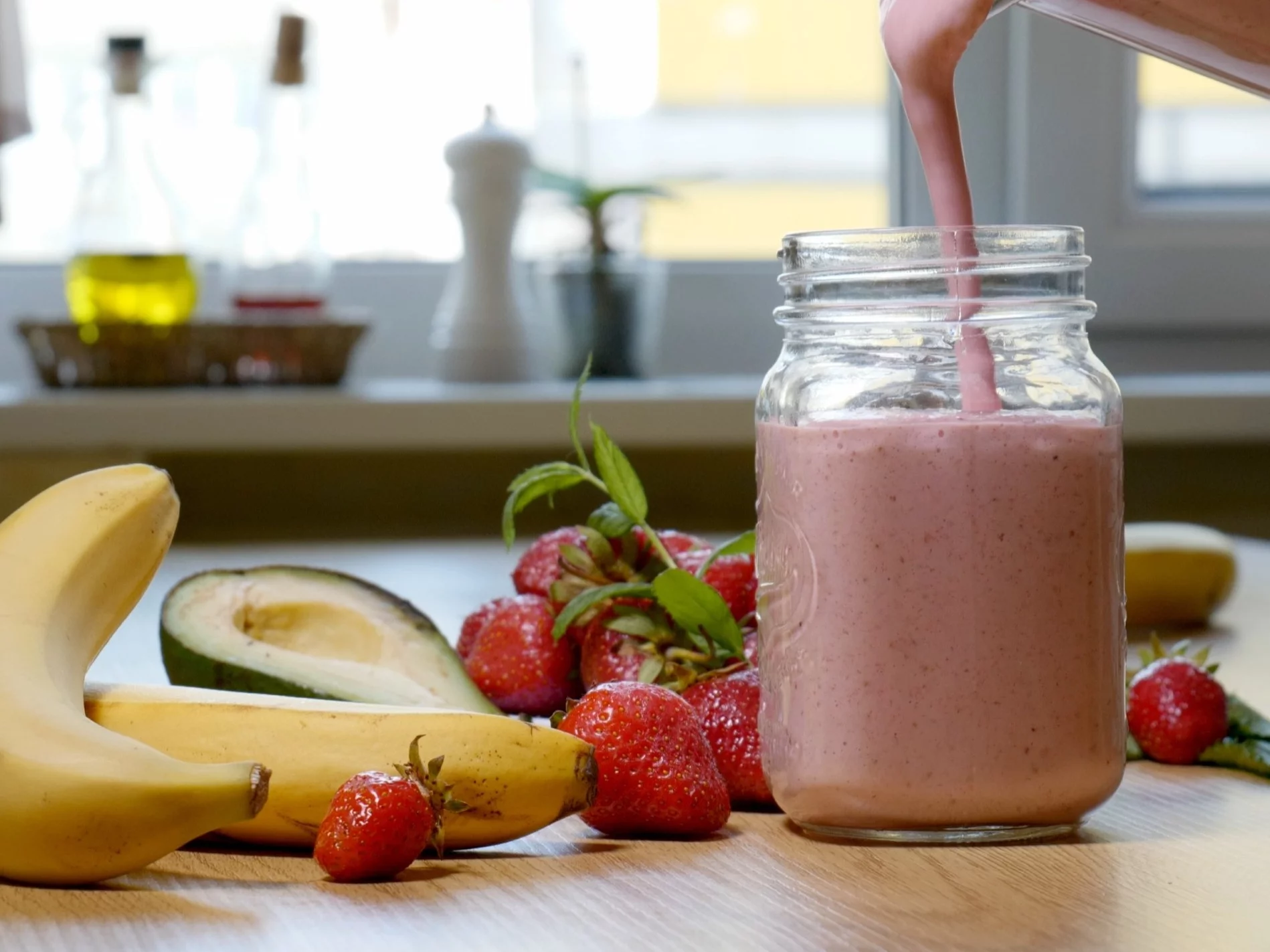 Smoothie z awokado, truskawek i bananów