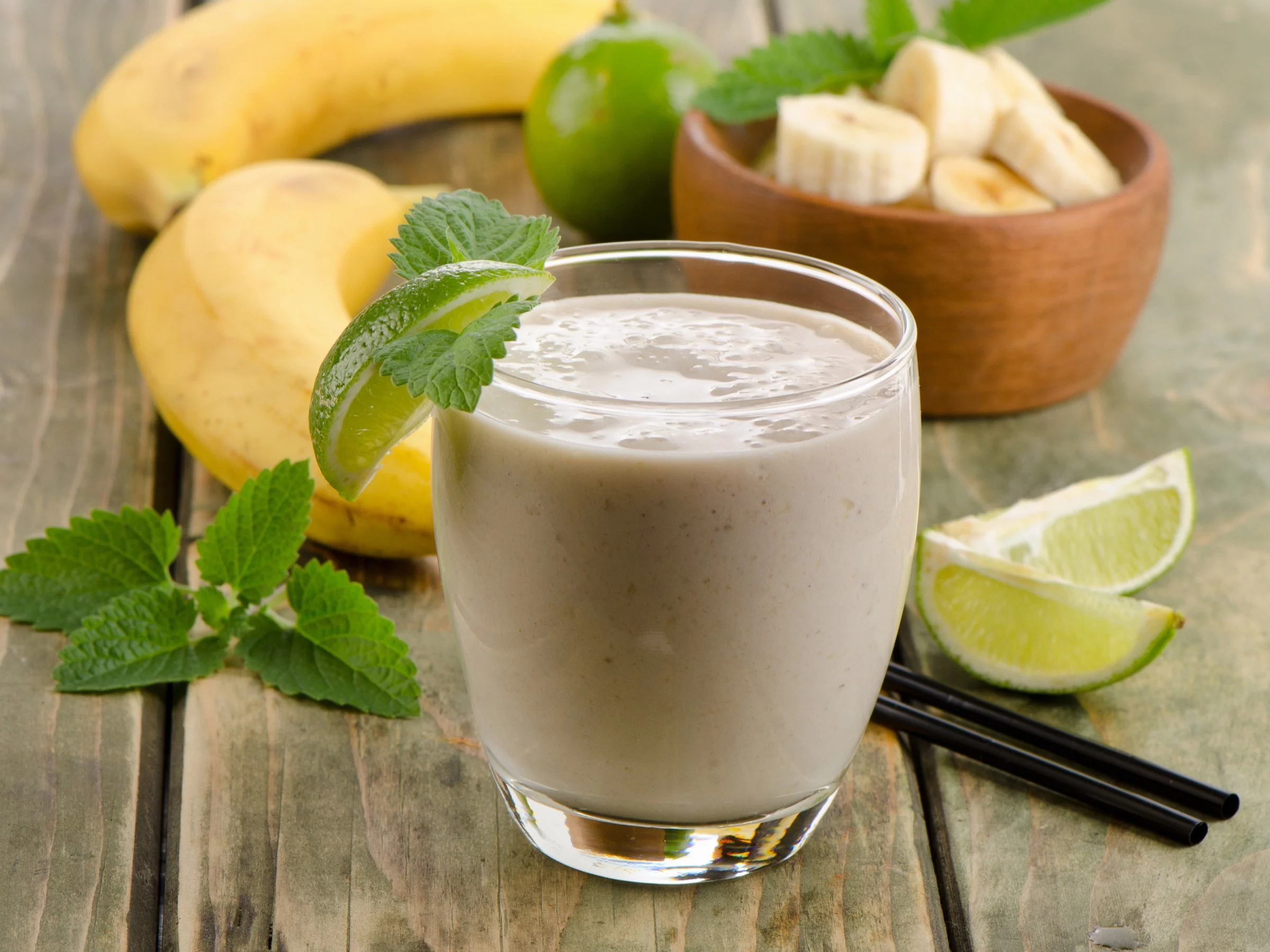 Smoothie jogurtowe z bananem i limonką