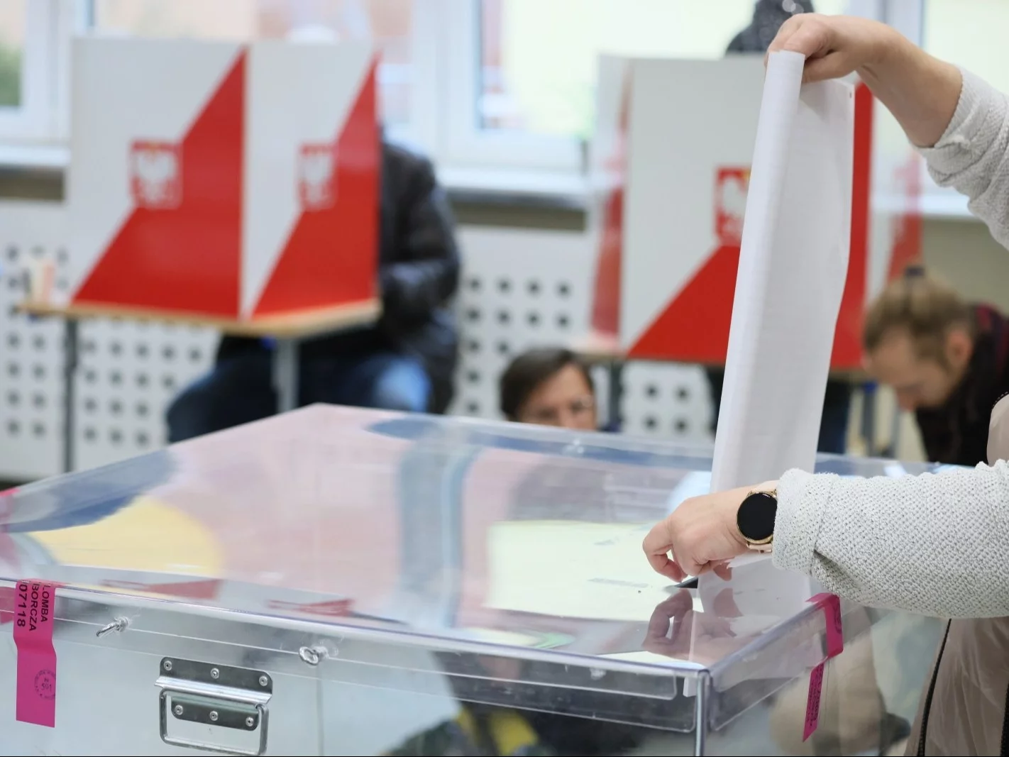 Głosowanie w jednej z komisji obwodowych w Warszawie